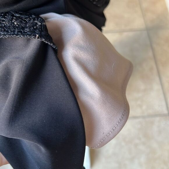 Short Lace Sheath Dress with Keyhole - Picture 8 of 11